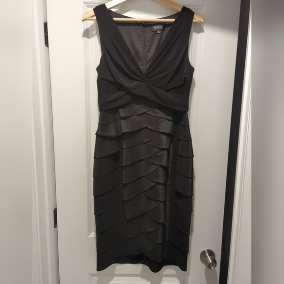Adrianna Papell Dresses & Skirts - Adrianna Papell Women's Size 6 Little Black Dress Vneck Scalloped Cocktail Party